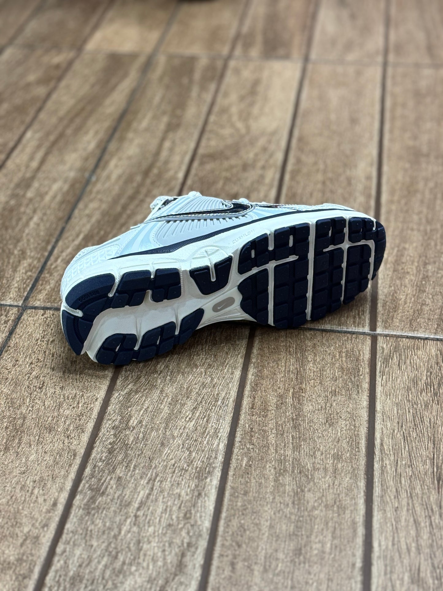 NIKE VOMERO 5