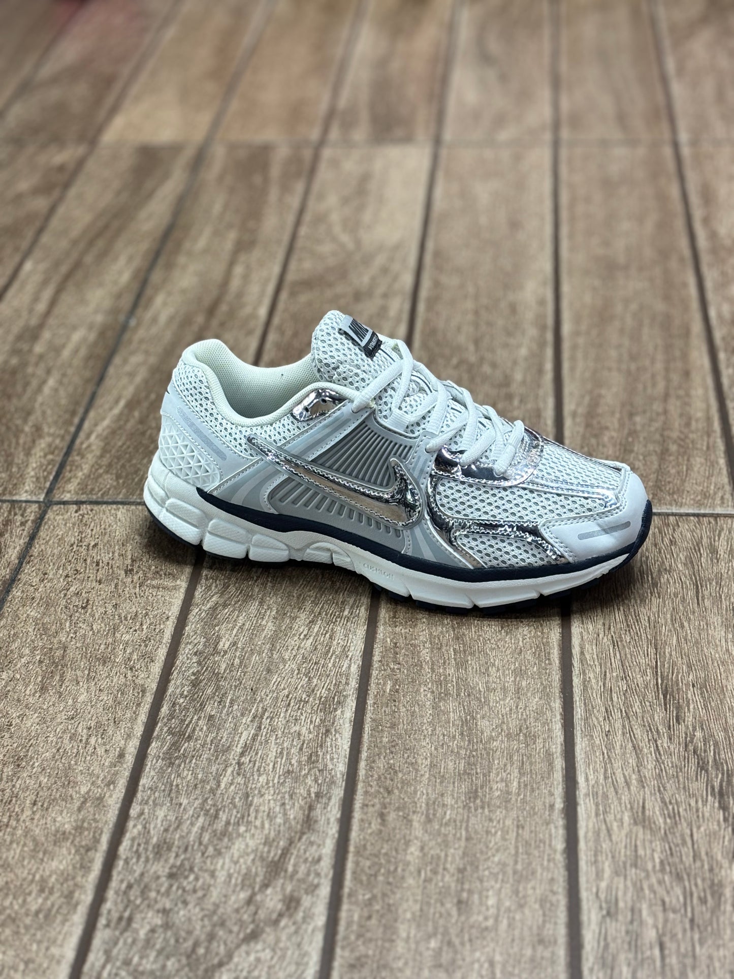 NIKE VOMERO 5